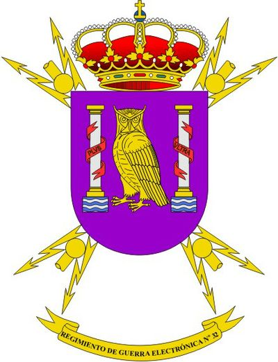 Escudo del Regimiento de Guerra Electrónica Nº32, con un búho sobre columnas