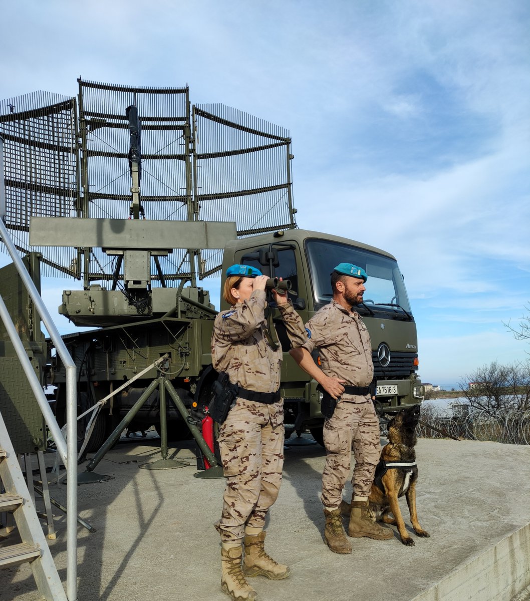 Personal del Grupo Móvil de Control Aéreo junto a un radar desplegable de campaña