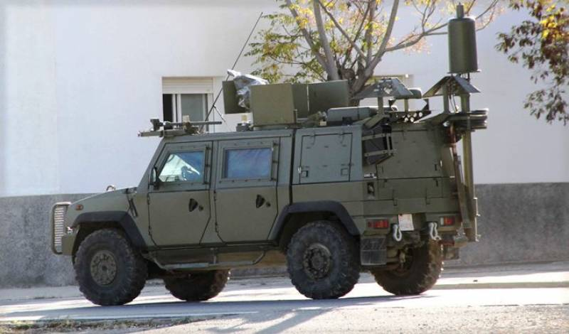 Vehículo militar equipado con antenas y sistemas de guerra electrónica